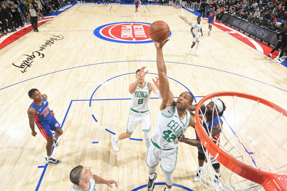 教练组围绕 教练组围绕